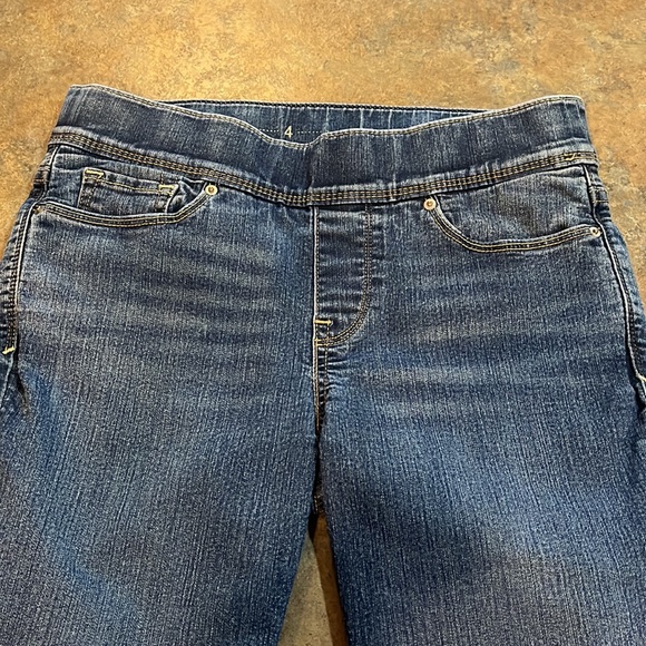 Levi womens jeans size 4! - Picture 2 of 3